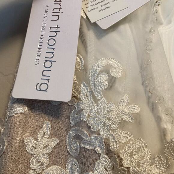 Elegant Lace Wedding Dress in Cream - Picture 12 of 12